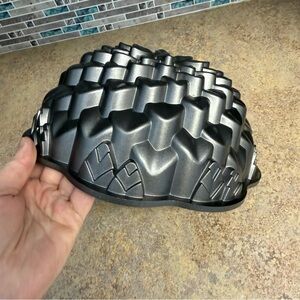 Nordic Ware 10-cup Chrysanthemum Bundt pan